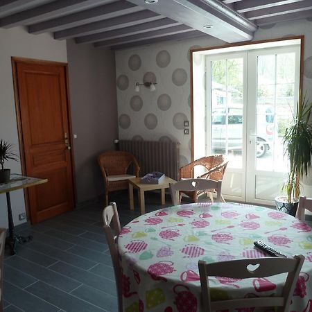 Les Volets Bleus Bed & Breakfast Saint-Martin-des-Entrees Exterior photo