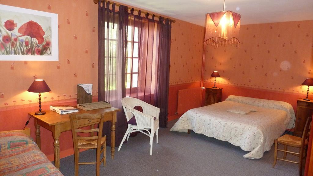 Les Volets Bleus Bed & Breakfast Saint-Martin-des-Entrees Room photo