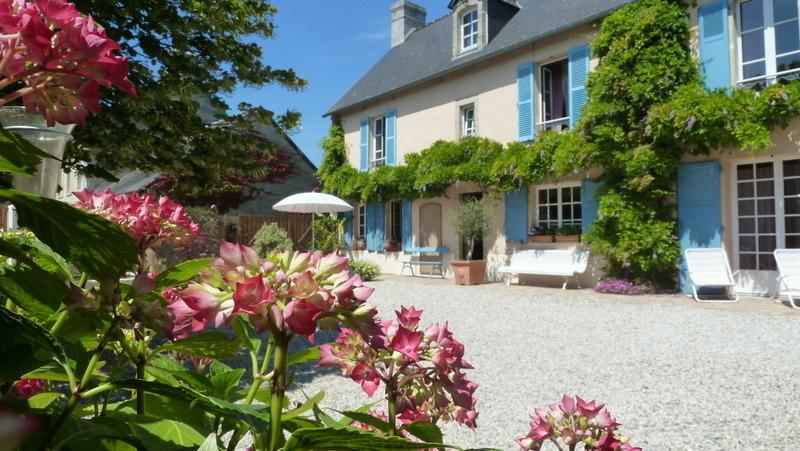 Les Volets Bleus Bed & Breakfast Saint-Martin-des-Entrees Exterior photo