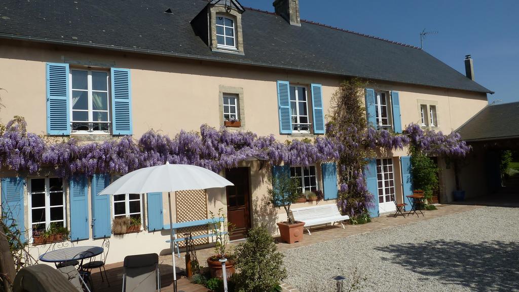 Les Volets Bleus Bed & Breakfast Saint-Martin-des-Entrees Exterior photo