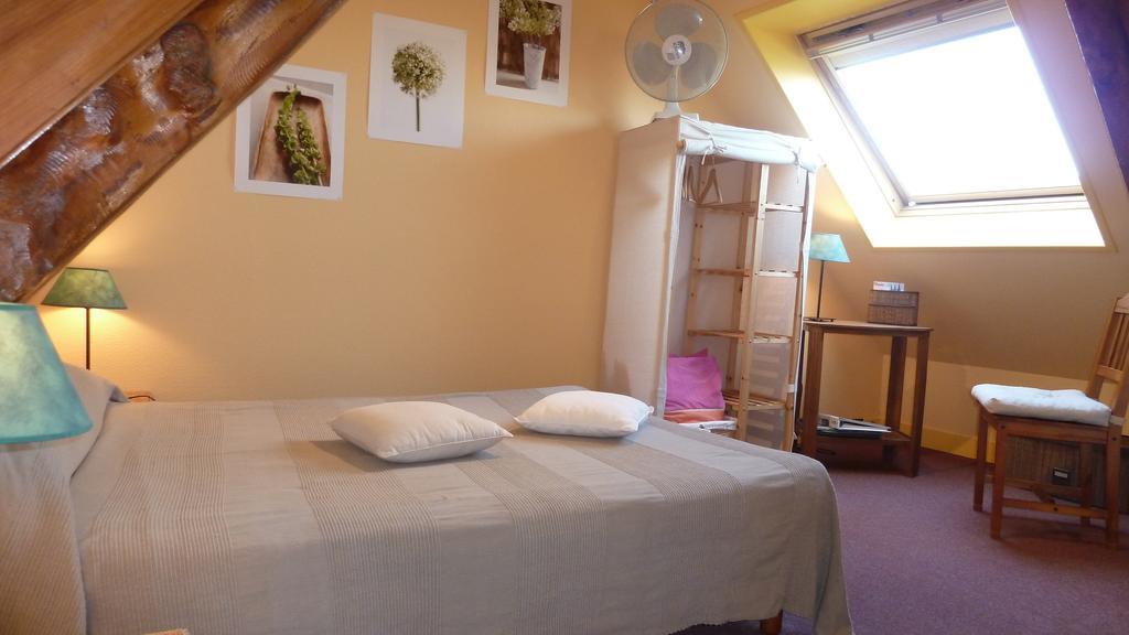 Les Volets Bleus Bed & Breakfast Saint-Martin-des-Entrees Room photo