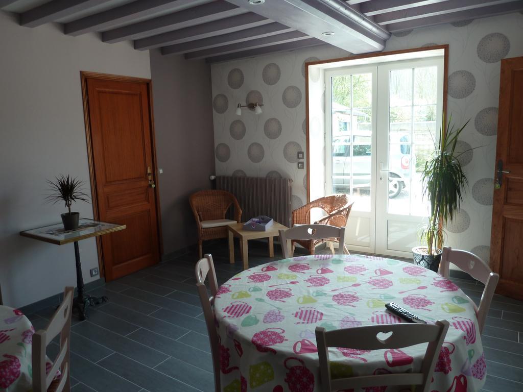 Les Volets Bleus Bed & Breakfast Saint-Martin-des-Entrees Exterior photo