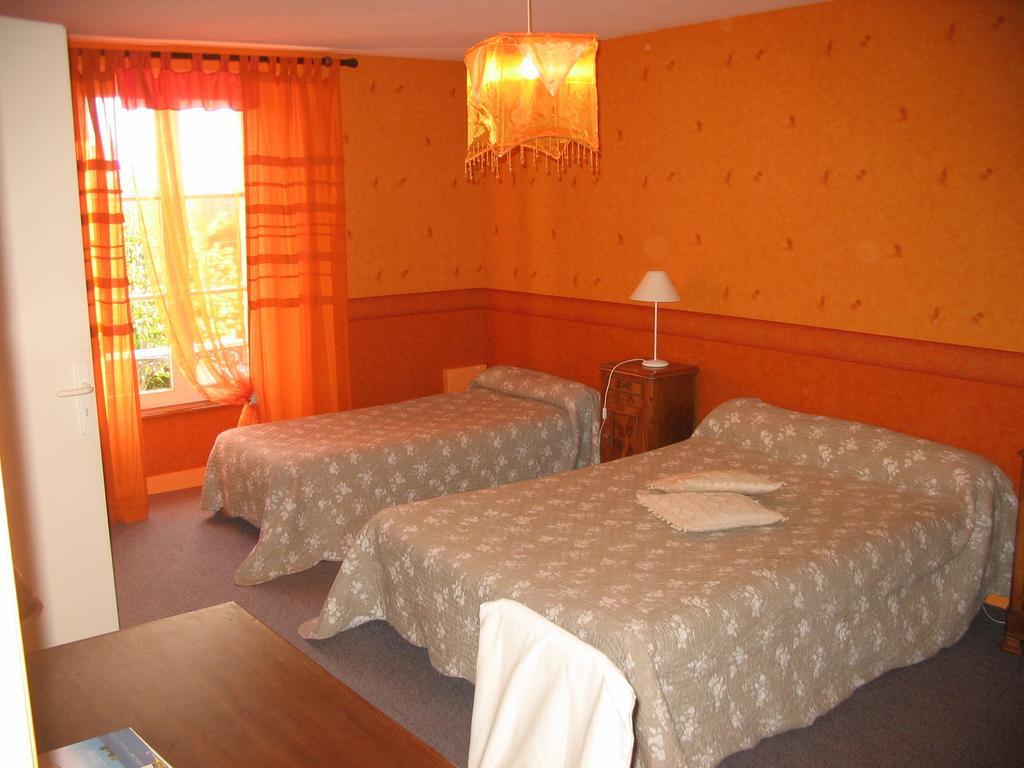 Les Volets Bleus Bed & Breakfast Saint-Martin-des-Entrees Room photo